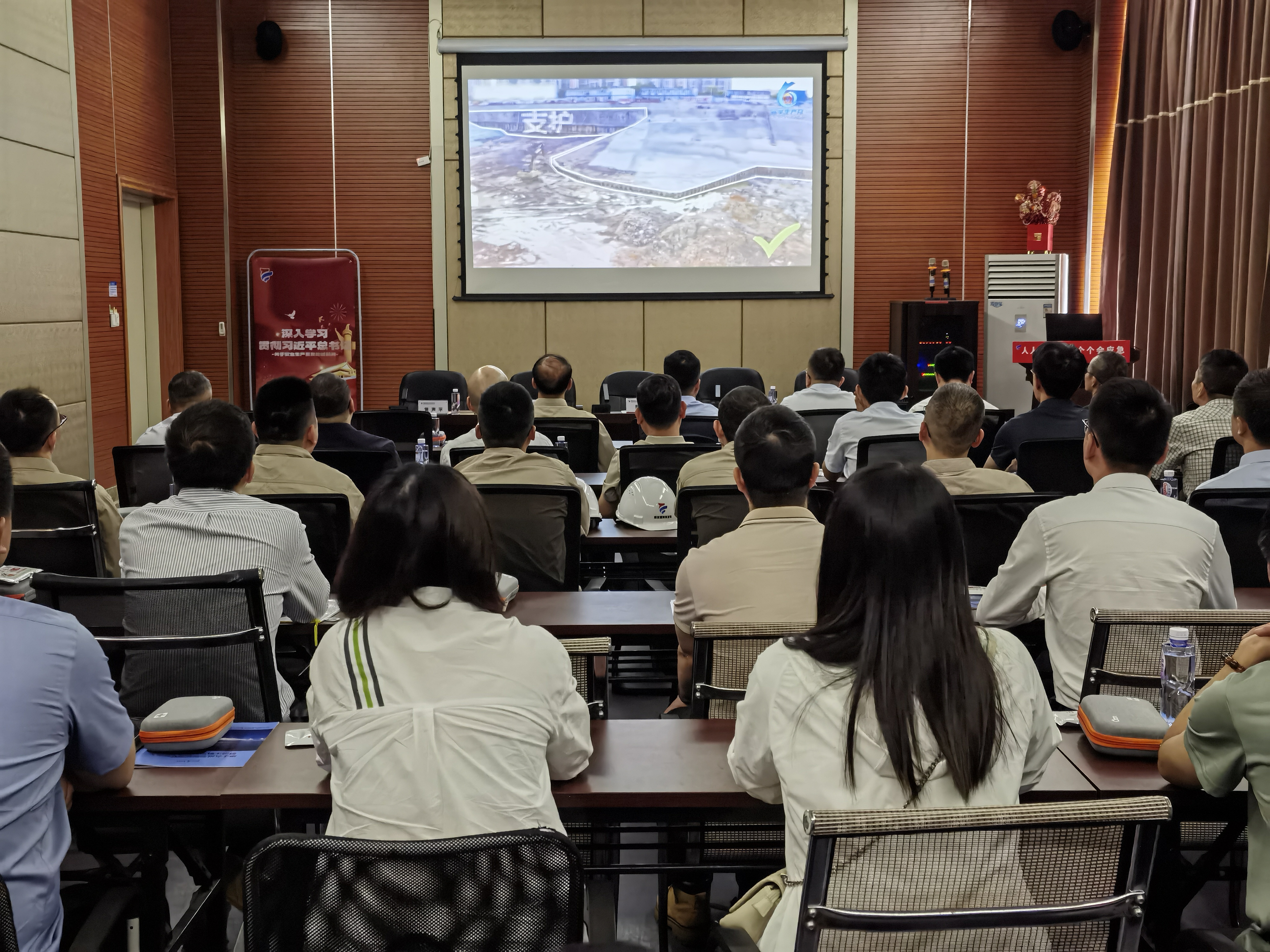 线上赌博平台
启动2025年“安全生产月”活动  筑牢安全防线，护航绿色发展